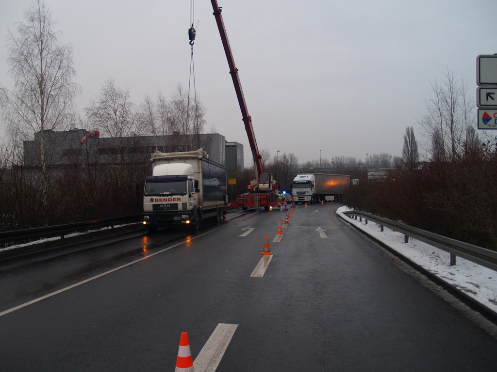 LKW Anhaenger umgekippt Koeln Niehl Geestemuenderstr Industriestr P50.JPG